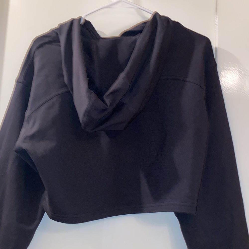 BLACK CROPPED LULULEMON HOODIE